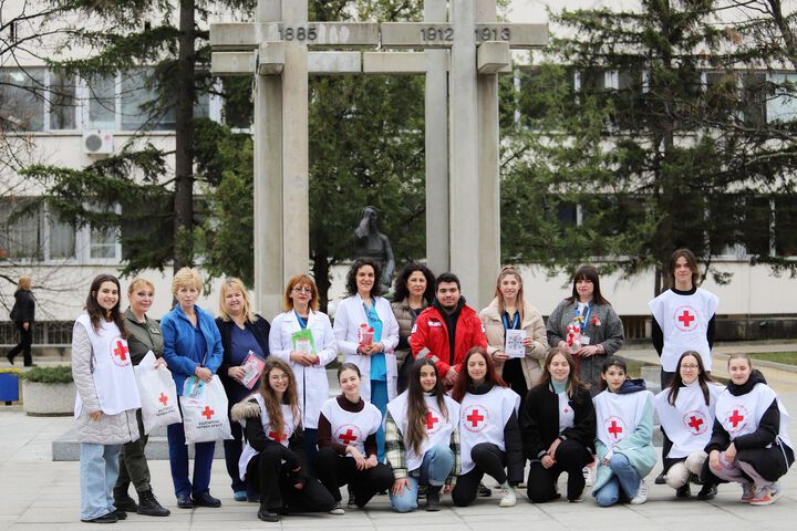 Младежи от БЧК дариха мартеници за медици и пациенти на ВМА