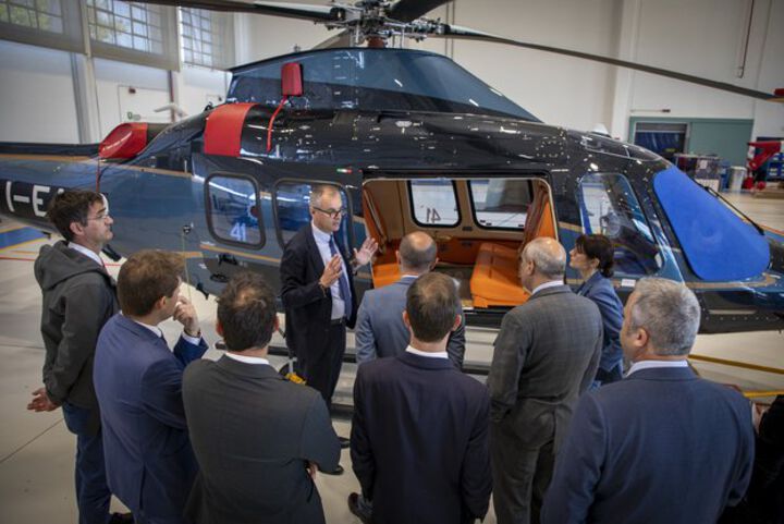 Министър Меджидиев проследи лично изпълнението на договора за доставка на хеликоптери
