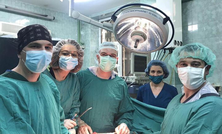 Операция на два етапа и мултидисциплинарен екип спаси живота на млада жена