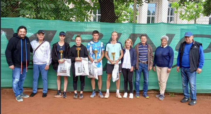 Анас Маздрашки и Александра Габровска са големите победители от тенис турнира „Амбинор къп“ за юноши и девойки