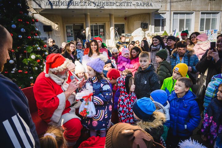 Дядо Коледа раздаде подаръци в Медицински университет – Варна