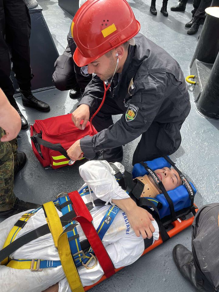 Бъдещи военни лекари спасяваха ранени на борда на НИК 421