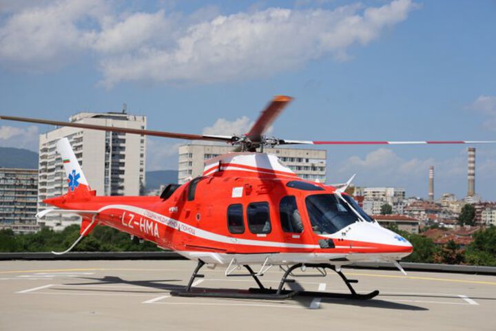 Медицинският хеликоптер транспортира мъж, пострадал тежко след скок с парашут
