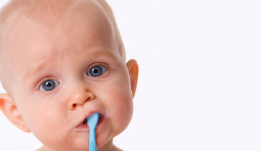 Почистване на зъбите на бебето