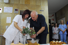 Медици от болница "Пловдив" честват Бабин ден на 21 януари