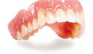 Какво да използваме, за да не ни падат зъбните протези?