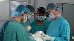 Водещ US хирург оправи носовете на трима пациенти в МБАЛ „Пловдив“