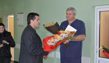 Кметът д-р Емил Караиванов поздрави лекарите и акушерките от АГ-отделението в МБАЛ-Асеновград