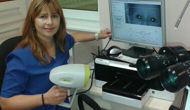 Специален апарат изследва зрението на децата в Очна болница „Бургас”