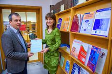 Библиотеката на МУ-Варна получи дарение от комплект научни списания