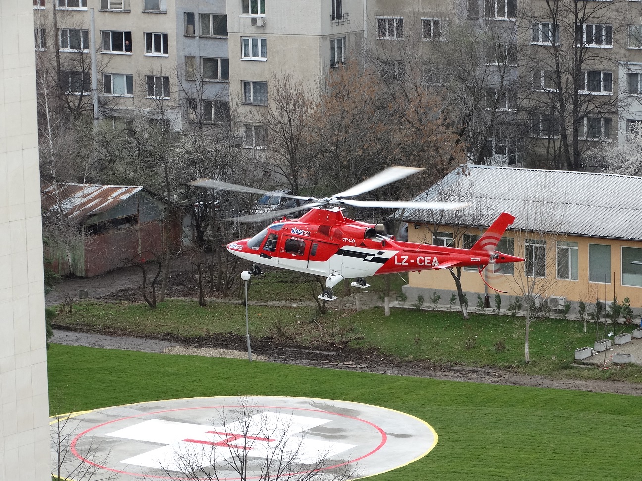За пръв път медицински хеликоптер кацна на площадката на УМБАЛ Св. Анна (СНИМКИ)