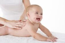 Първия масаж при малките бебета
