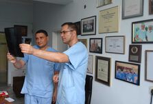 Египетският ортопед д-р Ахмед Енан изучава ревизионното ендопротезиране в ИСУЛ