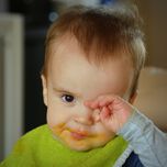 Ако детето често търка очите си, може да има „мързеливо око“
