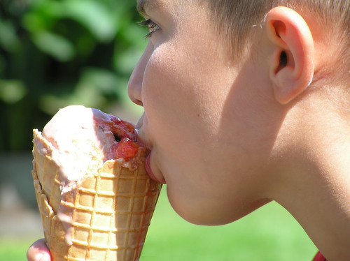 Licking boy girl. Мальчик и мороженое. Boy eating Ice Cream. Люди которые откусывают мороженое. Люблю откусывать мороженое.