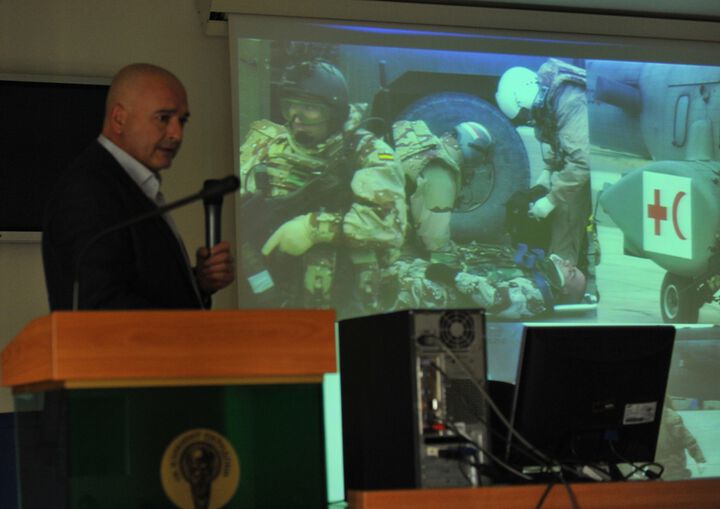Проф. Мутафчийски с лекция пред студенти за приноса на военната хирургия в лечението на съвременната травма