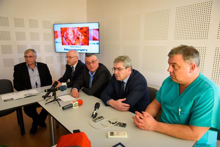 Модерен операционен микроскоп осигури МУ-Варна за клиниката по неврохирургия в УМБАЛ “Св.Анна“