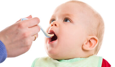 Откога започва захранването на бебето? 