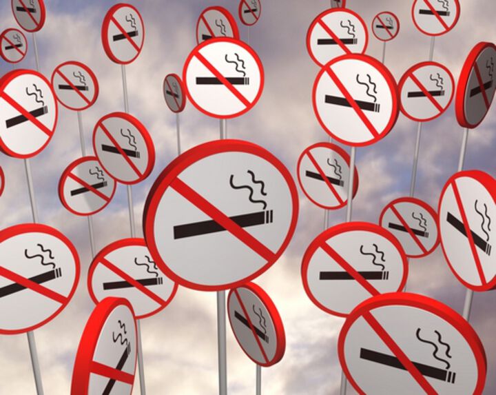 Джеймс Бонд спря да пуши от 15 г., на екрана обаче продължава да се дими 