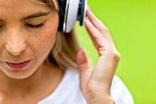 Силната музика в дискотека или на слушалки може трайно да увреди слуха