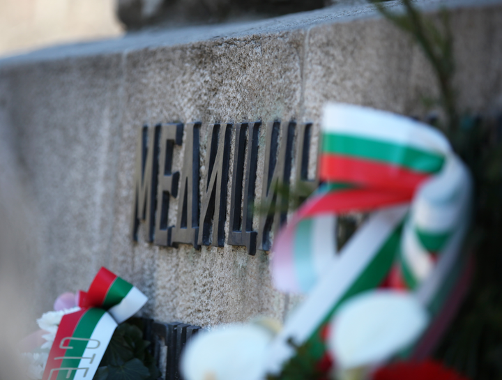 ВМА се поклони пред Докторския паметник по случай 139 г. от Освобождението на България