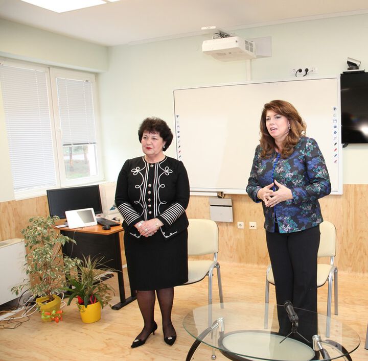 Вицепрезидентът Илияна Йотова се срещна със студенти и преподаватели във Филиал Шумен