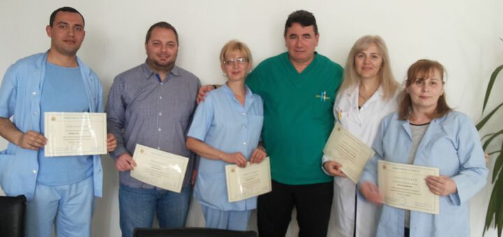  На официална церемония в МБАЛ ""Света София"" бяха връчени сертификатите за обучение на завършилите 3 седмичен курс медици от Република Македония. 