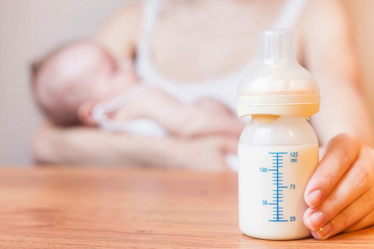 Кърмене или адаптирано мляко, предпазва ли кърмата от бебешките колики?