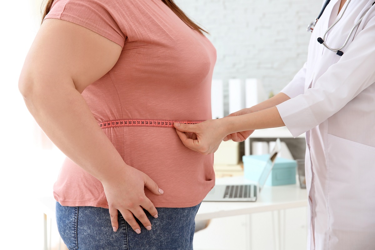 При метаболитен синдром се наблюдава затлъстяване в коремната област - обиколка на талията над 94 cm за мъжете и над 80 cm за жените 
