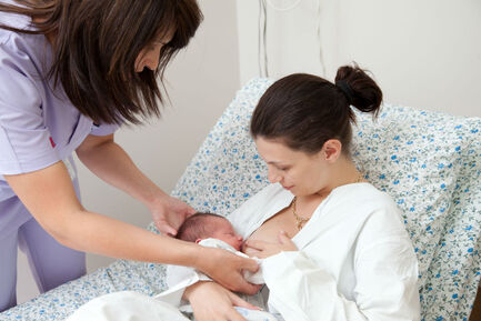 Специализирана беседа, посветена на кърменето, в болница „Токуда“