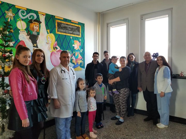 Ученици от езиковата гимназия зарадваха децата в детското отделение на болницата в Кърджали