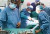 Водещ европейски кардиохирург демонстрира сложна оперативна техника 