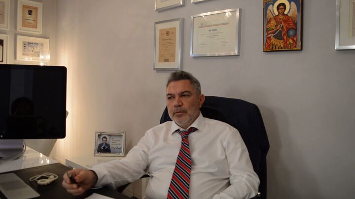 Водещият гръцки хирург д-р Сотирис Габриел премахва хемороиди за 10 минути