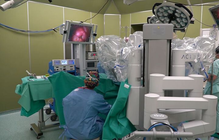 Роботът „Да Винчи“ – златен стандарт в хирургията на онкологичните заболявания (Видео)