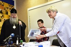 Митрополит Йоан дари инсулинова помпа и пари за изследвания на деца с диабет