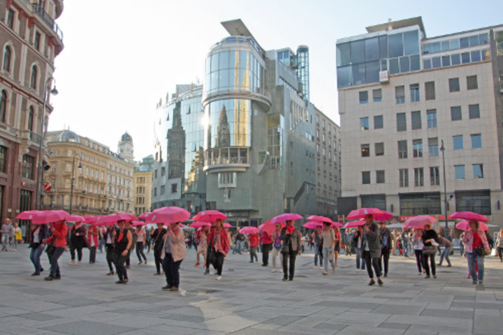 Pinker Flashmob als Zeichen gegen Brustkrebs