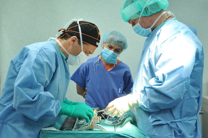 Френски ортопед ще прави операции live във ВМА