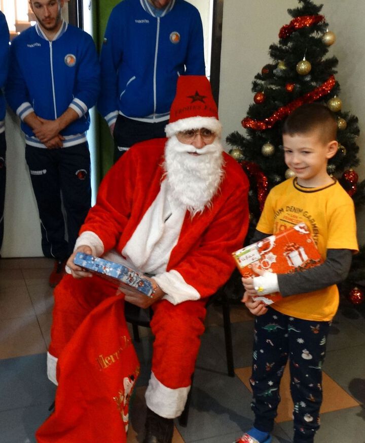 Куп подаръци за малките пациенти от Дядо Коледа и баскетболистите на "Академик Бултекс 99"