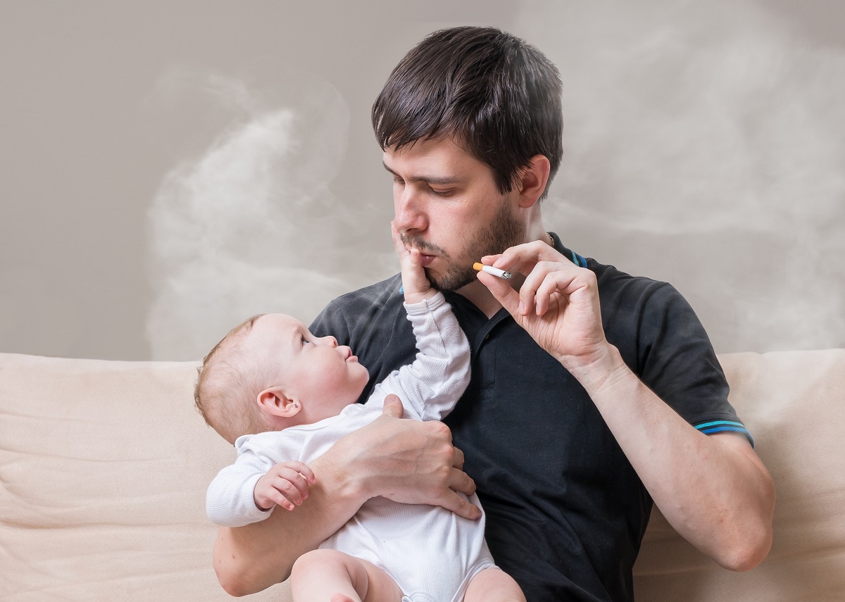 Курящие кормящие мамы. Мужчина с младенцем. Курение рядом с детьми. Ребенок рядом с курящими родителями. Курящий отец.