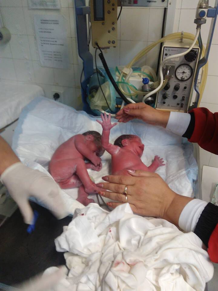 Фелдшер изроди близнаци в линейка