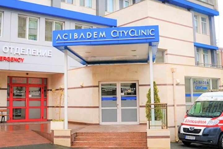 82-годишна жена е спасена от екипа на Аджибадем Сити Клиник  Бургас след  като изпада в клинична смърт на входа на кардиологичния център