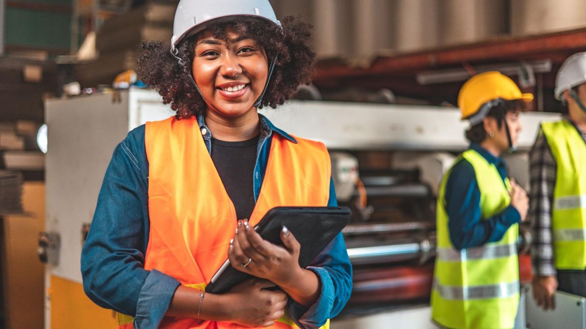 Inspectora en una fábrica. (Imagen: Anantae2522 vía Envato)
